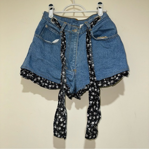 Women’s Vintage 90’s High Waisted Daisy Duke Denim Shorts Floral Detail Size 5/6 - Picture 4 of 16